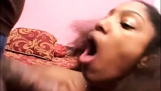 Büyük götlü kıllı amcık dildoyla sikişiyor