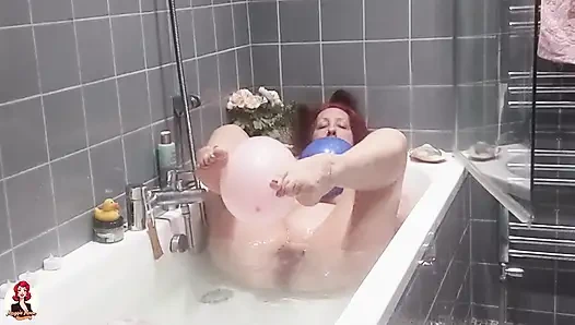 Banyo yapıyor ve balonlarla oynuyor