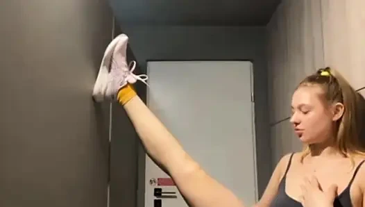 Verrücktes squirting mit jucielussie im öffentlichen fitnessstudio