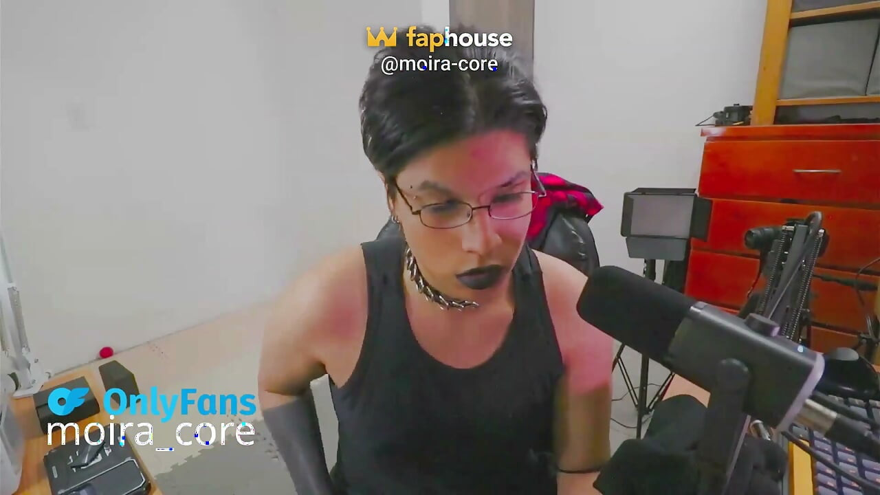 Goth Muscle Stepmommy Trans Woman Cumshot While Streaming