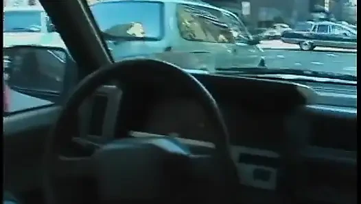 Şehir trafiğinde onu arabada küçük düşüren sapık ile banliyö kızıl saçlı araba sikişiyor