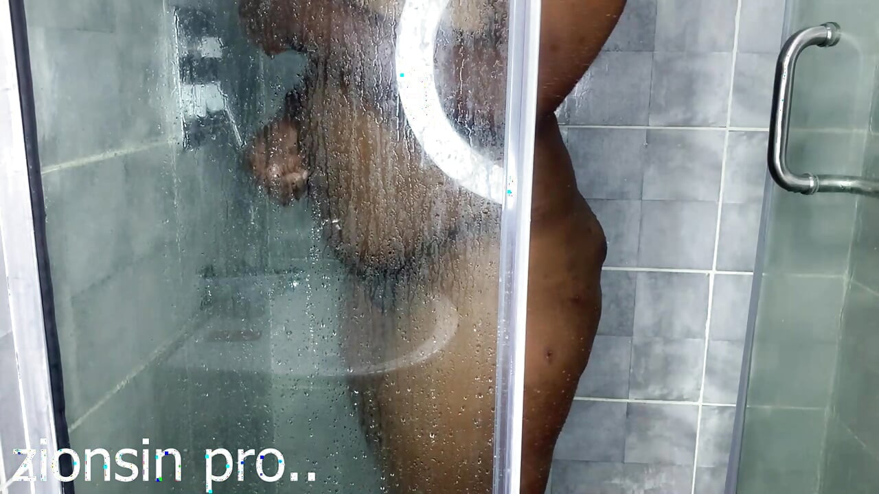 Jebanje u kupatilu u tušu sa droljom sa velikim dupetom