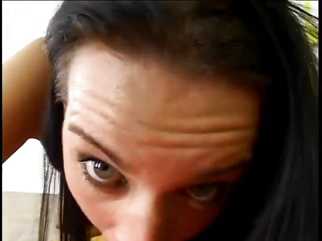 O brunetă drăguță suge pula cameramanului în genunchi