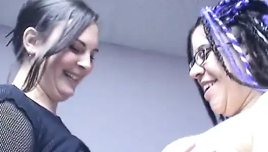 Cewek gemuk rambut cokelat yang lagi sange muasin memeknya pakai vibrator di ranjang