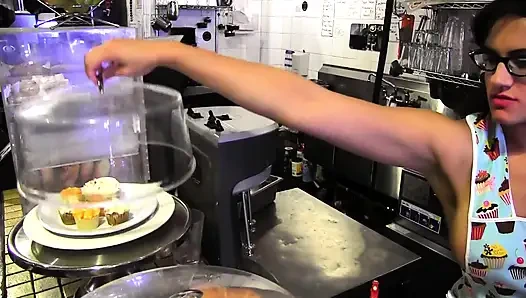 Две лесбухи на кухне играют с мороженым