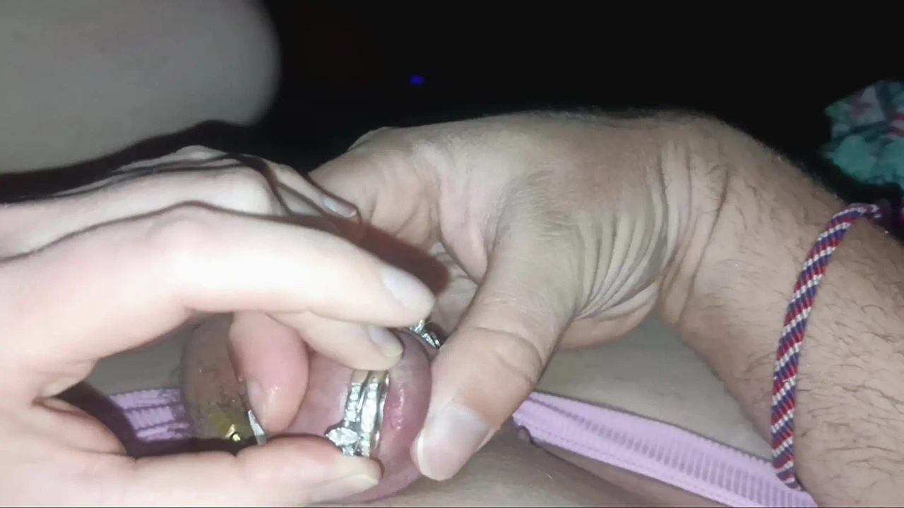 老公锁在钉环里，用我的结婚戒指发出声音。