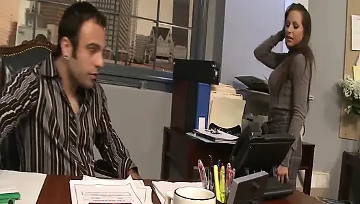 Горячая Office_Scene_2_Hot брюнетка с большой задницей занимается сексом со своим боссом в офисе