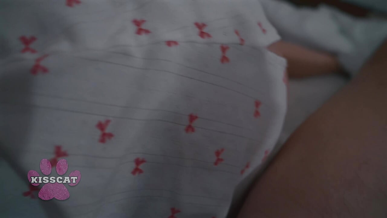 Entonces enséñamelo! Compañera sexy pilla MILF en su cama - Kisscat and Areta Ridera