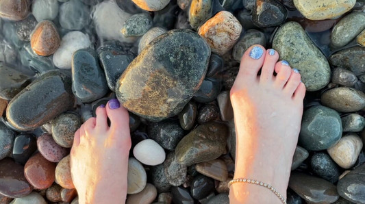 Fetiche de pies en la playa (con asmr) - pies pequeños y dedos largos de la amante lara