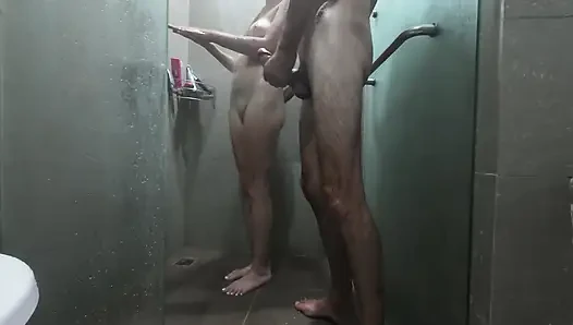 Mein nachbar kommt jeden morgen zu mir, nachdem mein freund zur arbeit gegangen ist und er mich unter der dusche trifft, voll bereit zu gehen