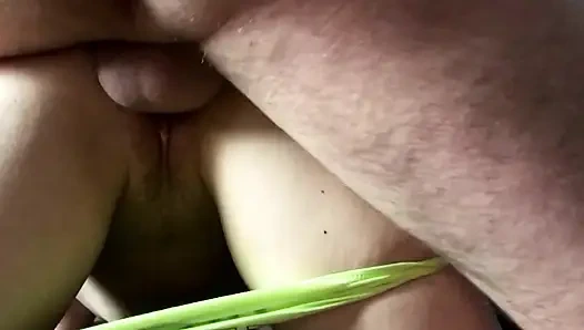 Трахни меня и кончи внутрь, прежде чем лечь в постель! Трах киски и массивный кримпай крупным планом