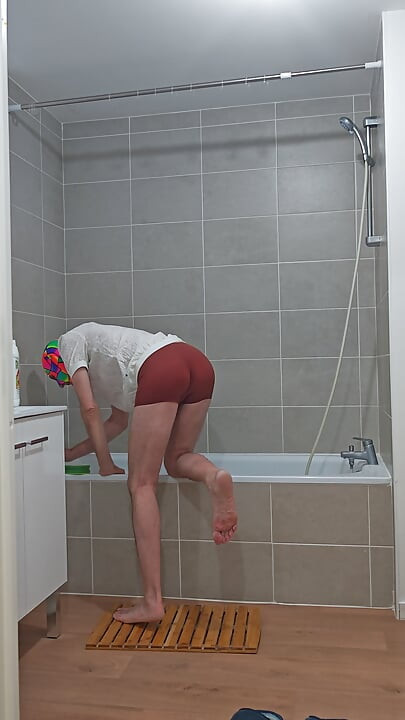 I'm cleaning my bathtub (episode 1)