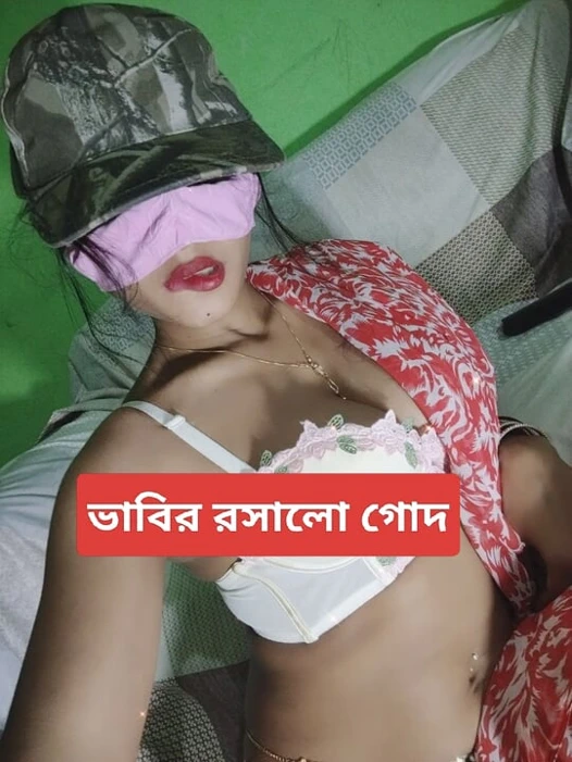 Соло Deshi Bhabi играет с ее сиськами и мастурбирует