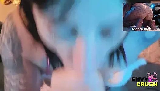 Gadis gamer dengan stoking jala lagi asik berlutut