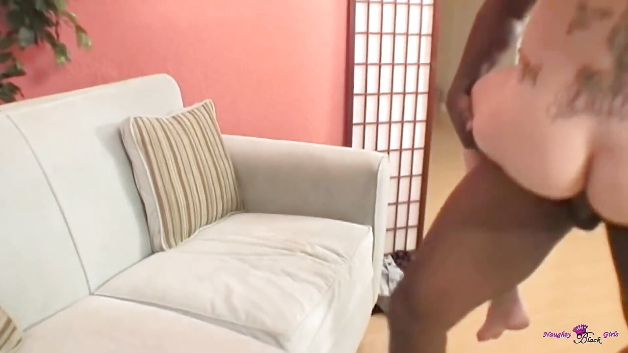 J houdt van meisjes met vanilleachtige smaak terwijl Vicki geniet van chocolademannen dus ze matchen voor missionarishouding