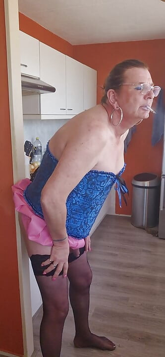 Je profite de mon gode et d’une cigarette
