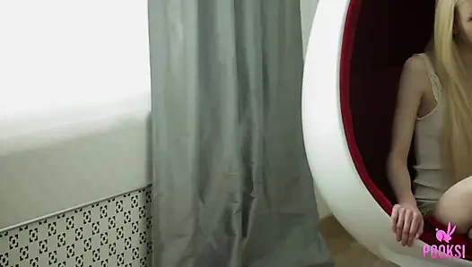 Liz запихивает стеклянный дилдо в свое тугое очко и мокрую пизду!