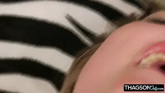 Cewek hot rambut pirang lagi asik muasin memeknya pakai dildo favoritnya