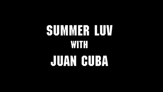 Seksi sarışın sürtük dilini Kübalı adamların götüne soktuktan sonra sakso çekiyor