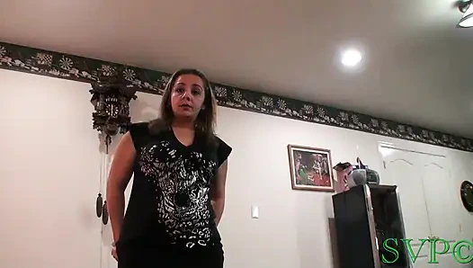 Я обожаю трахать большую мокрую задницу моей мачехи, пока она курит