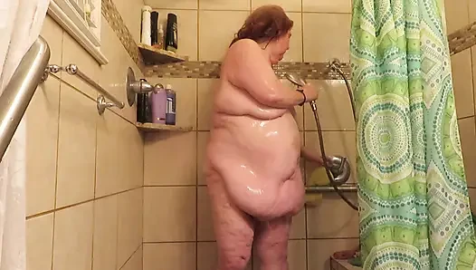 Ich spiele mit schokoladenstreusen, die ich auf bauch und arsch auf meinen titten lege