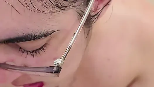 Mandi emas dan aku muncrat di tenggorokannya