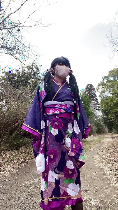 No112 O frumusețe fantomă cu kimono care a apărut în timpul iernii la țară Un travestit se plimbă în piscina de soare, partea 2