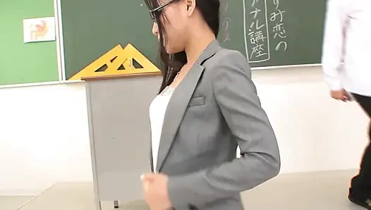 Горячую учительницу трахают 2 студента