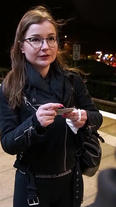 Moment must-share de la "Slim German TinyEmily prins în tren fără bilet - Ea l-a lăsat pe inspector să o fută"
