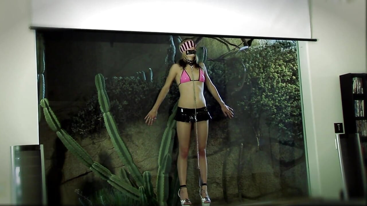 Jenni Lee gibt ihrem mann Faye Runaway als geschenk in heißer BDSM-szene