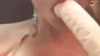 Een dildo diep in de keel