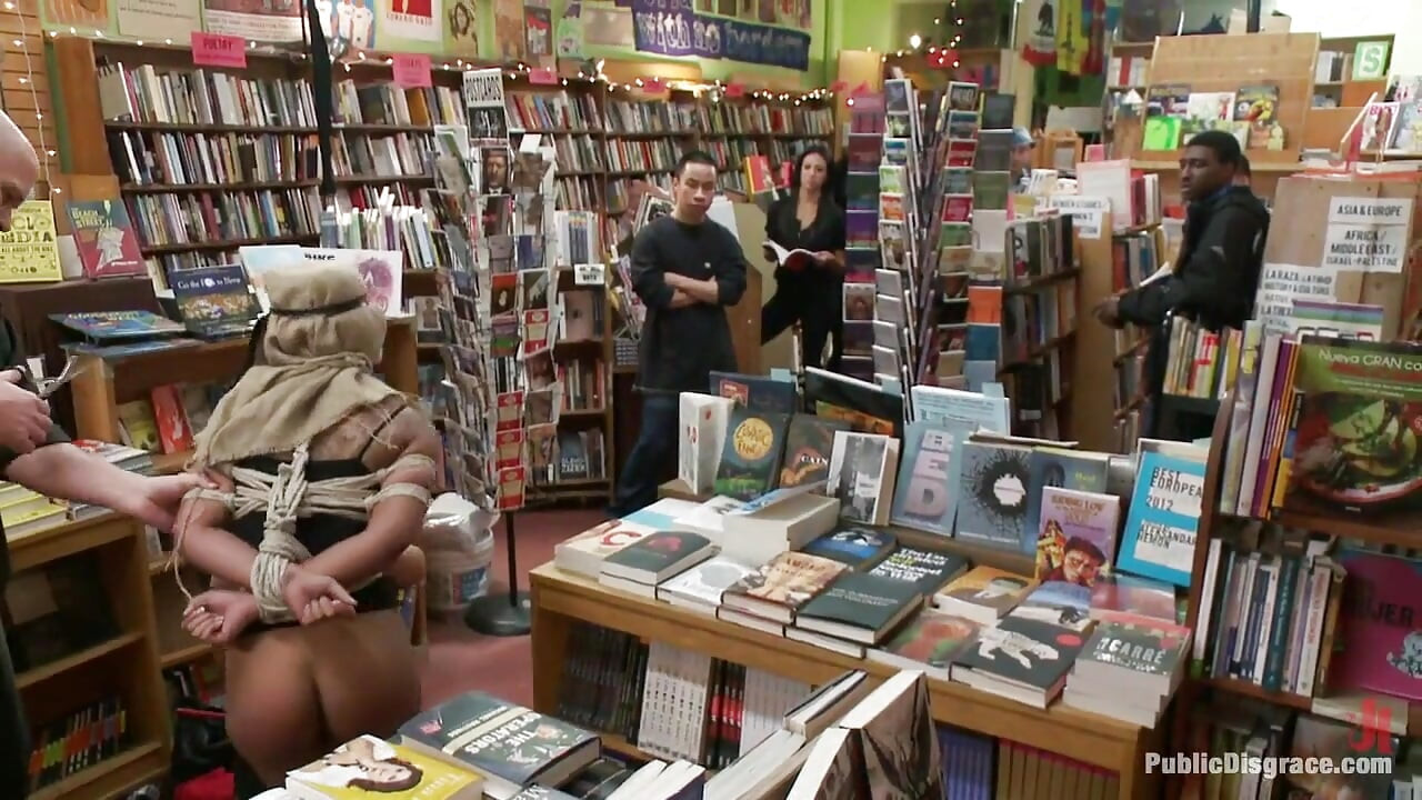 Adorabila tânără de 19 ani este legată și futută în cur