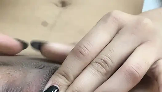 Тинка с большими сиськами становится шаловливой и со сливками