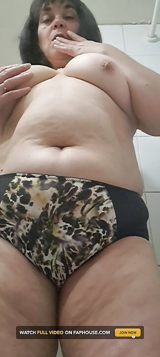 Looking to Put Fingers in Wet Vagina