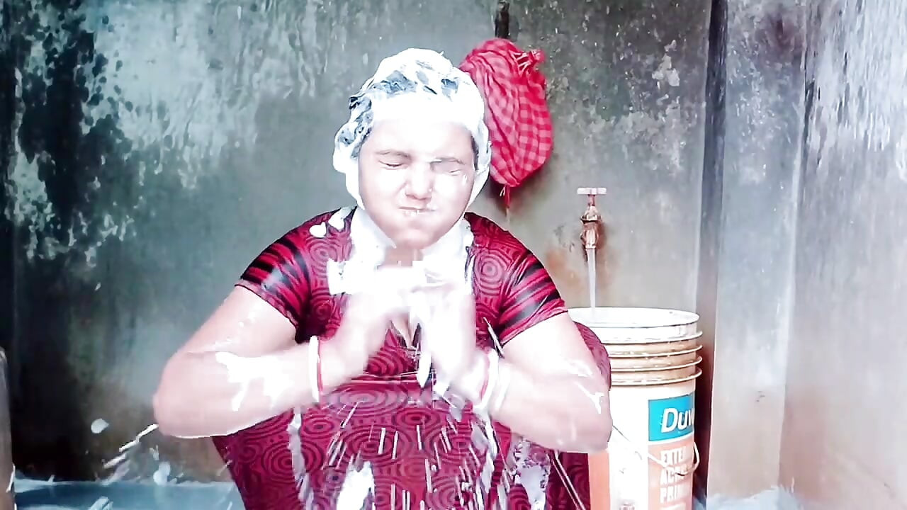 Jija ji ne apne choti sali ki virgin pussy milte hi uski pussy ros nikal diya,pussy ros piya jija ji ne guder ros yammy...