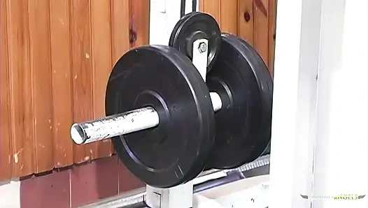 Sarışın büyük yarakla sert anal seks yaparken inliyor