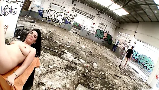 Милфу с большими сиськами трахают на заброшенном складе