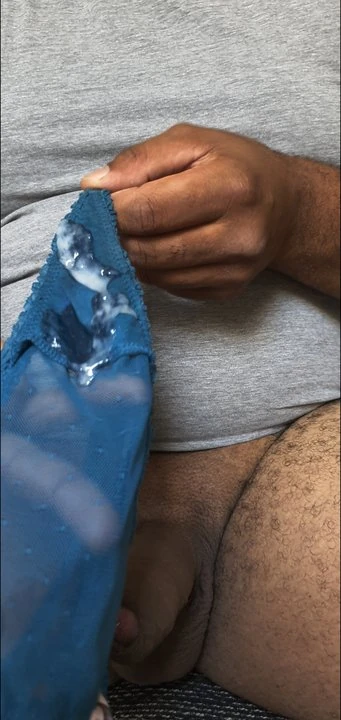 Kirli ve g-string'e hızlı bir şekilde burnunu çekiyor ve büyük bir yük boşaltıyor