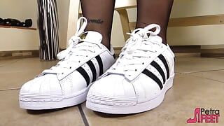 La sexy Petra se quita los zapatos Adidas y hace alarde de sus pies cubiertos de nylon