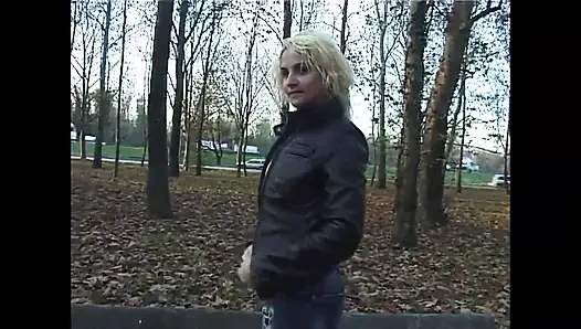 Retro blonde MILF mit dicken titten gefickt und von amateur-schwanz in den mund abspritzen