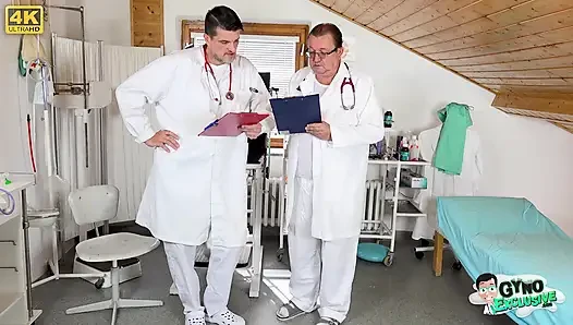 Silikon yıldızı Anita Blanche çırılçıplak soyunuyor ve muayene ediliyor
