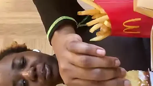 Öffentlicher McDonalds Mukbang