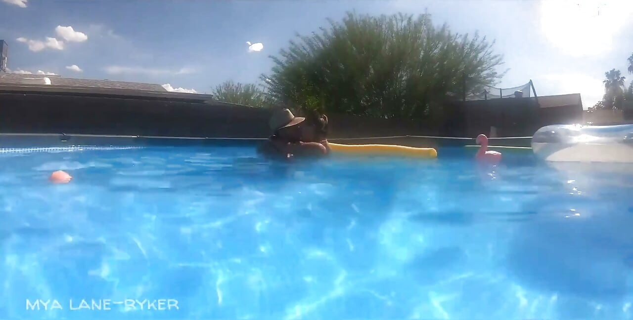 Sexe enceinte de neuf mois dans la piscine