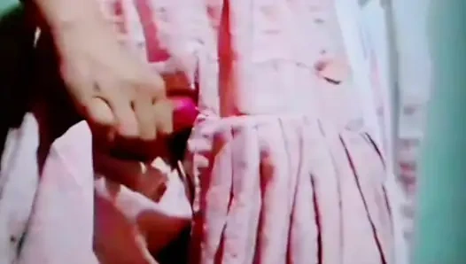 Bu seksi Pencaplı kız en iyi arkadaşını sevgilisini öperken görüyor. En iyi arkadaşı sevgilisini öptüğünde,