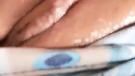 Cewek semok latina lagi asik masturbasi sampai muncrat