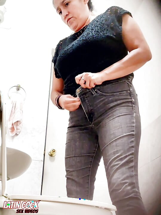 YOUNG MOTHER SHOWS OFF HER HAIRY PUSSY IN THE BATHROOM