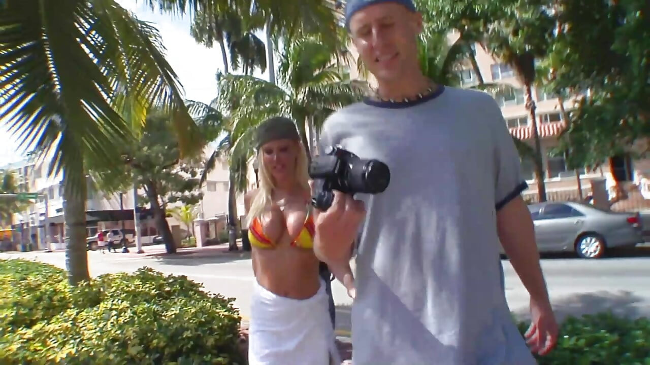 Atemberaubende blondine mit dicken möpsen abgeschleppt und gefickt