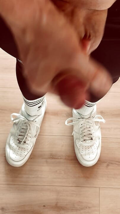 Drkanje u helankama, Adidas čarapama i Nike AF1 patikama sa puno sperme