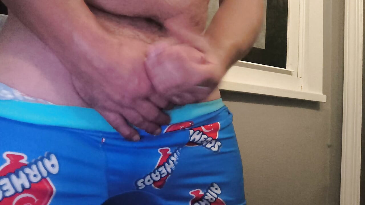 Gorący facet wali konia, a sperma kapie mu na dłoń