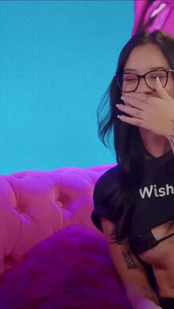 Nezaobilazan trenutak iz "POZNATA INFLUENCERICA OTKRIVA DA VOLI DAVATI SVOJU GUZICU NA TV EMISIJI!"
